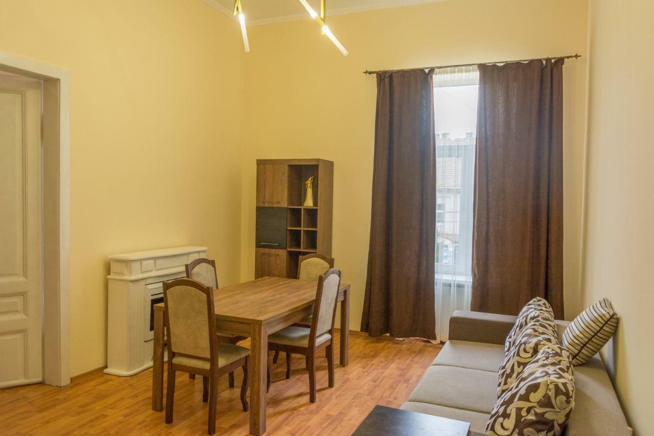 Apartment in the city centre Mukačevo Esterno foto