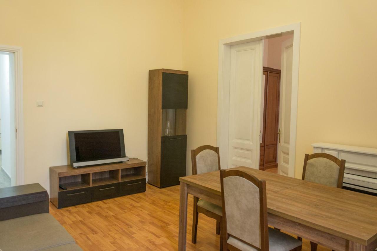 Apartment in the city centre Mukačevo Esterno foto